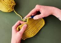 Hands knitting